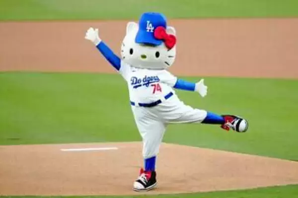ド軍戦でハローキティーが“コロコロ始球式”　大谷翔平が出場…華麗ターンに球場喝采