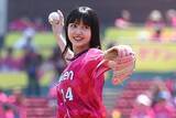 「“話題”の黒髪美女が「めっちゃ可愛かった」　天使降臨…球場どよめいた投球が「神すぎる」」の画像1