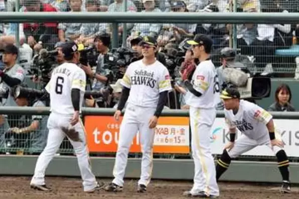 外野スタンドの“名物”にファン困惑「デカすぎる」　審判も協議…年1回の珍光景「むやみに切れない」