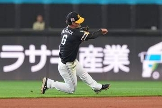 鷹の職人は「35歳と思えない」　超美技に騒然…“本職”じゃなくても熟練の動き「美しい」