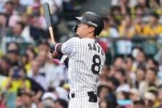 泳ぎながらも豪快弾「おかしいやろ」　佐藤輝明の曲芸打ちが「意味不やん」