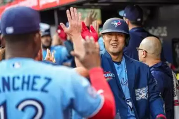 岡本和真が「本当に誇らしい」　偉業直後→MLB公式の1枚に反響、“隣”に大谷翔平「カッコよすぎる」