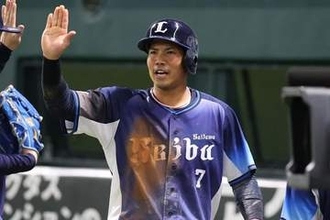 猛ダッシュ→豪快ダイブは「空飛んでる」　西武32歳の“超絶美技”は「まじでたまらん」