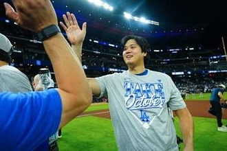 大谷翔平の横で「やっぱり」「特に…」　“挟まれた”人物に目線集中、175cmでも存在感