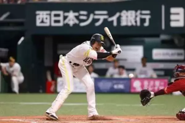 鷹・柳田悠岐、死球で途中交代　右膝に直撃→立ち上がれず悶絶…本拠地に怒号響く