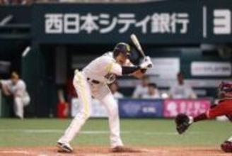 鷹・柳田悠岐、死球で途中交代　右膝に直撃→立ち上がれず悶絶…本拠地に怒号響く