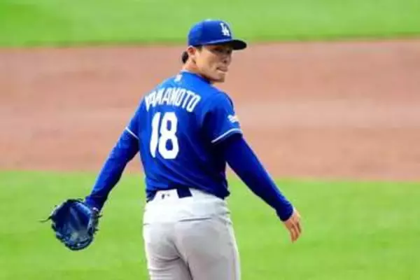 山本由伸、“りくりゅう”と笑顔の3ショット　ド軍が公開した秘蔵ショット…始球式の舞台裏