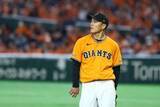 「巨人則本、4回7失点KO…1イニング3被弾に呆然　3本目はファウル判定が覆り本塁打に」の画像1