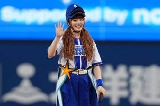 きゃりーぱみゅぱみゅさん、初の始球式に「ドキドキ」　“唯一無二”のユニ姿で届けた一球
