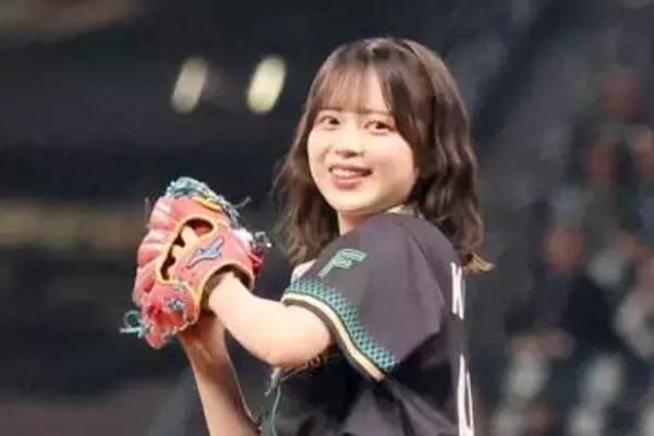 黒髪美女がスカートふわりの豪快投球　ワンバウンドも…可憐すぎる姿でファン魅了