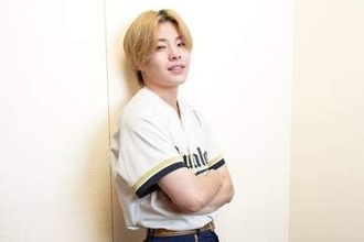 12人を束ねる“男性初”の重圧も「妥協しない」　ファンと選手を鼓舞するボーカルの覚悟