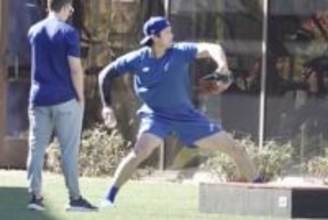 大谷翔平が弾丸70m遠投を披露　右足のみ裸足の“珍トレ”も…WBCへ超速仕上げ