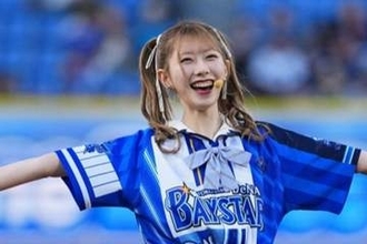 豪快足上げでミニスカひらり、人気アイドルが“大胆投球”　横浜に再降臨の美女が「可愛いすぎる」