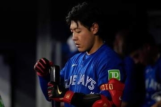 岡本和真の打席で指揮官ブチギレ　死球巡り不敵な笑み…米ファン「本当にムカついた」