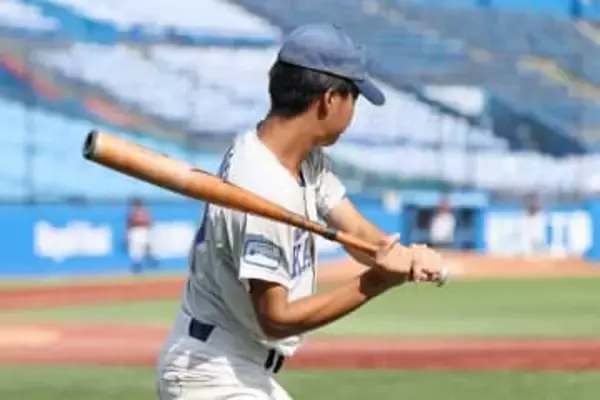 ヘッドが走らず、体が突っ込む…改善の鍵は“後ろ手”　大阪桐蔭OB推奨の「高めティー」