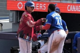 岡本和真の意外な仕草に驚き「そんなことすんの!?」　768億円男に“挑発”か「初めて見た」