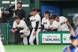 「めっちゃ映ってる」「いるな」CSを大物芸人が観戦　TVに“がっつり”映り込み…注目の声