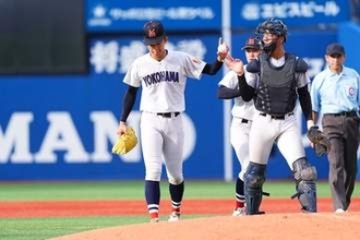 横浜エース・織田、気になる足の状態は？　130球完投＆157キロ計測も…支えられてベンチへ、本人言及