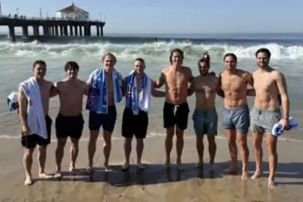 気温19度…ドジャース選手が2月の海へダイブ「試合に出る以上の意味がある」