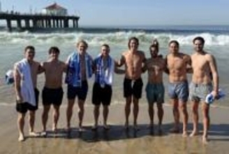 気温19度…ドジャース選手が2月の海へダイブ「試合に出る以上の意味がある」