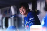 「大谷が真っ先に称えた由伸の“メジャー初”　最後に添えた笑顔のハイタッチ…届けた貴重な1枚」の画像1
