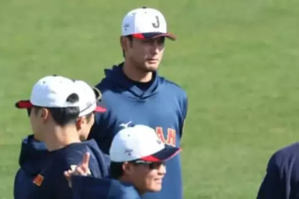 侍キャンプに“異様な光景”　選手の後ろにいるのに「オーラが凄い」…ファン感動の佇まい