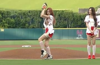 ショーパンから大暴投も…投げキスの“ファンサ”　15歳人気アイドルが「かわいい」
