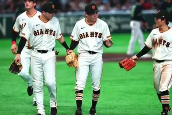 巨人・竹丸が転倒→盗塁阻止の珍プレー　まさかのピンチ脱出…球場ざわめき