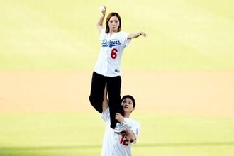 りくりゅうペア、ド軍戦でリフト始球式　場内歓声＆拍手…ロバーツ監督にワンバン投球「たくさん練習」