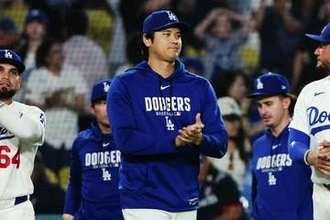 大谷翔平に背後からニヤリ…急接近した人物　287億円男と“ひそひそ”、発見された悪だくみ