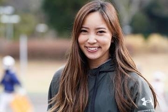 短パンから美フォーム「いつ見ても素敵」　野球美女が“剛速球”「相変わらずいい球」