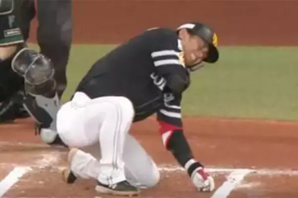 鷹・今宮健太が左肩甲骨亀裂骨折…前日に死球　監督が言及、抹消見送る方針「本人は行けると」