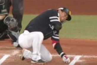鷹・今宮健太が左肩甲骨亀裂骨折…前日に死球　監督が言及、抹消見送る方針「本人は行けると」