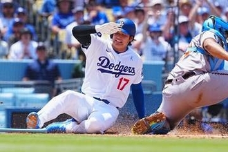 大谷翔平は「大丈夫だ」　左膝を引きずるも…ロバーツ監督は軽症を強調