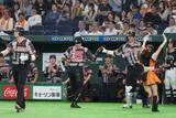 「巨人戦、カメラに抜かれた美女に騒然　隠せぬ圧倒的オーラで“即バレ”「可愛すぎる」」の画像1