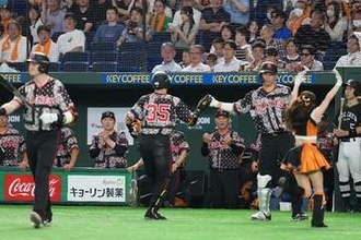 巨人戦に現れた「一般参加21歳女性」に騒然　隠せぬ圧倒的オーラで“即バレ”「可愛すぎる」
