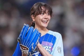 「顔ちっさ」　170cm美人女優の“ぺこり”投球…抜群スタイルのサウスポーが「かわいかった」