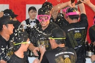 「え、嘘」阪神ビールかけに“現れた人物”　異例の乱入…ファン歓喜「イケメン健在」