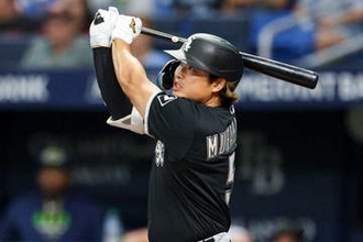 村上宗隆が28号勝ち越し2ラン　逆方向へ豪快アーチ…敵地騒然、HR王争いリーグ単独4位に