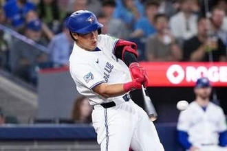 "認められた"岡本和真のオーラ溢れる1枚「ついに」　17号で激写した瞬間、海外ファンも喝采