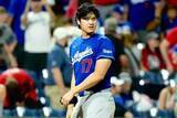 「大谷翔平の右肘が…試合直後にアクシデント発生　同僚の足が直撃、まさかの“不運”」の画像1