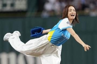 「40歳なんて信じられない」透き通る“超美人女優”に大興奮　始球式にエヘヘ「美しすぎない…？」