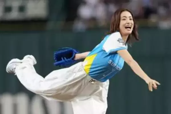 「40歳なんて信じられない」透き通る“超美人女優”に大興奮　始球式にエヘヘ「美しすぎない…？」