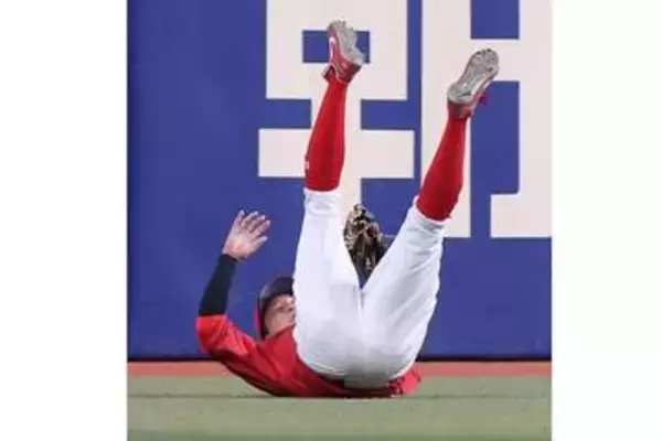 広島に新たな“忍者”爆誕　衝撃の安打“強奪”の超美技…理解不能の跳躍力は「バケモン」