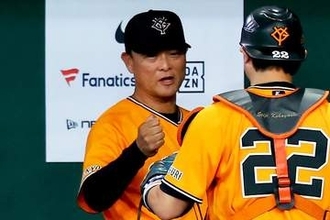 巨人・橋上監督代行が“初勝利”「ホッとした」　称えた坂本と丸の活躍「助けられた」