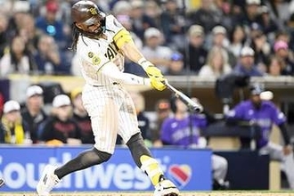 タティスJr.、239打席目でついに今季1号アーチ　137m特大ソロ…同僚も大喜び