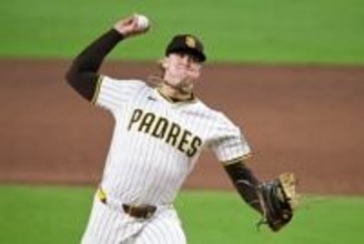 DeNAキャンプで“違和感”「遠近感バグ」　203センチの新助っ人に騒然「でかすぎる」