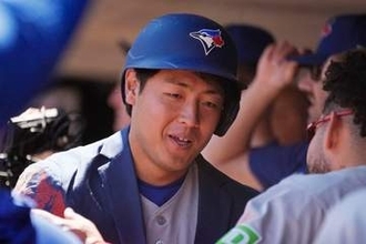 脱いだ瞬間…岡本和真に米感動「なびき方ときたら」　目を奪うサラリ「世代を超える」