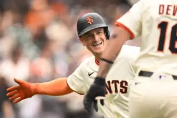 236億円男と美人妻に訪れた“吉報”　右手に持った幸せな写真…「最高の贈り物」