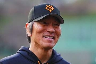 松井監督、ユニ姿披露に“自虐”　黒パーカーで登場…伝説再現は「長嶋さんだから絵に」